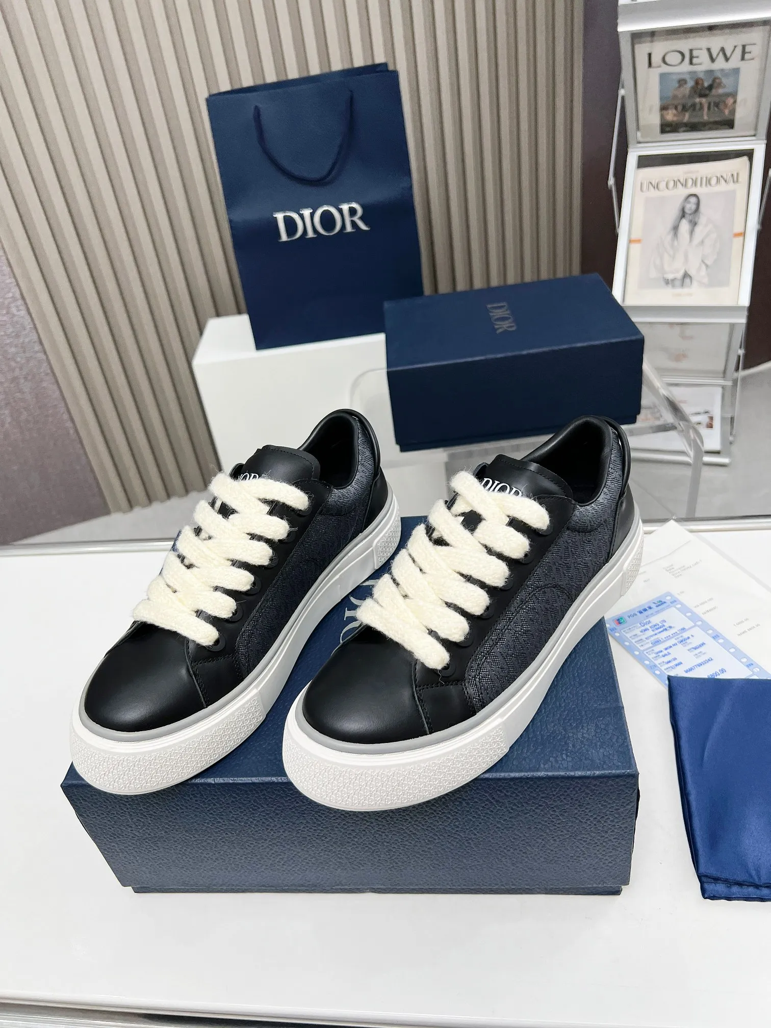👟👟Ex-factory price 560👟👟 B33 sports tennis shoes - navy blue embroidered model 2024 spring new style, a new interpretation of the classic tennis shoes, the fashionable silhouette highlights the heavy texture, carefully made of navy blue smooth cow leather, decorated with cream white three-dimensional embroidered Oblique print panels, with Dior embellishments It's distinguished by a logo-embossed padded tongue, wide white mohair laces and tonal brass eyelets with a matte finish. The cream-white Oblique print-effect rubber sole is enhanced by the contrasting Dior 30 Avenue Montaigne logo on the back, adding a stylish edge to casual looks.